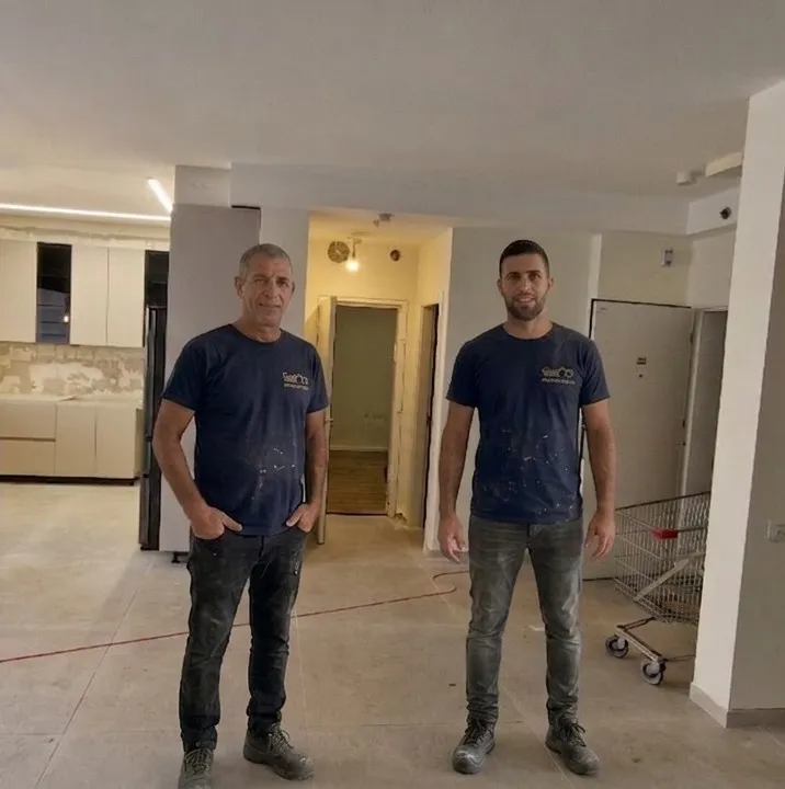 צוות גל אמבטיות — שני טכנאים בחולצות החברה באתר עבודה