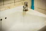 כיור אמבטיה עם ברז זורם — לפני
