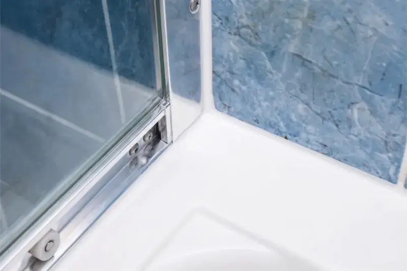 פינת מקלחון עם עובש בסיליקון וברובה — אחרי