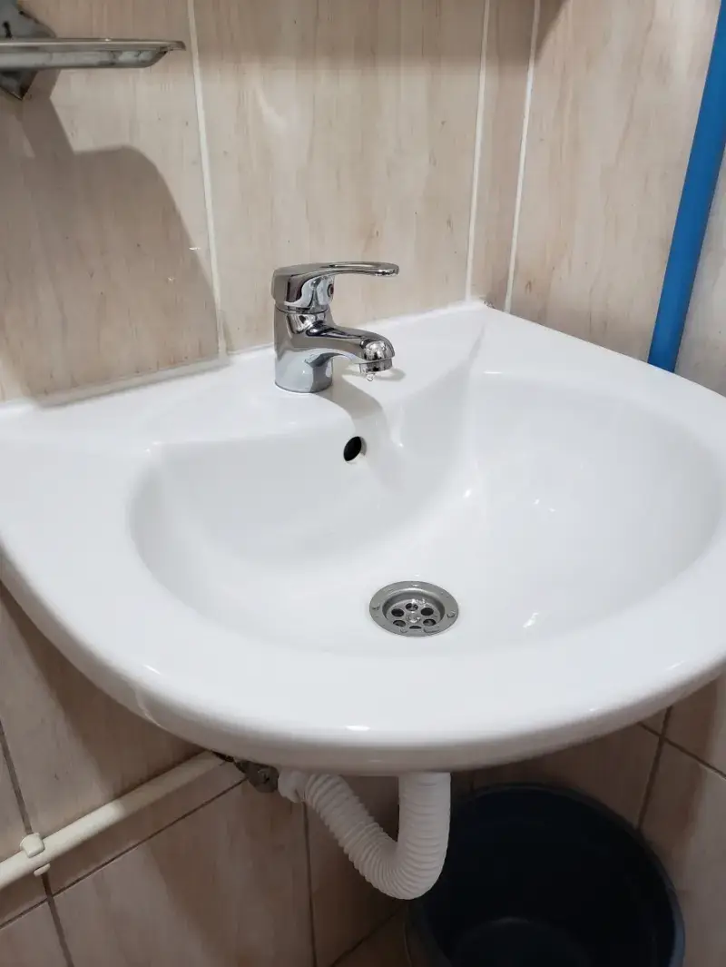 כיור רחצה עם כתמי אבנית וצהבת — אחרי